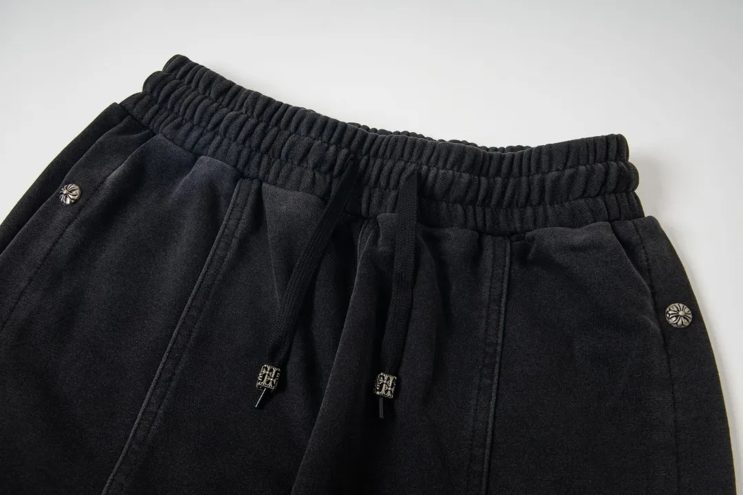 P220 model number Y663 CHROME HEARTS/Chrome Hearts CH 23SS washed buttoned trousers and sweatpants, soft and comfortable, with a great upper body experience. The pants are decorated with classic cross leather patches, which are full of design. Trousers with elastic waist and leggings, a super versatile fashion item, will definitely turn heads. A must-have treasure sweatpants. The shape is super easy and easy to wear. Both men and women can easily wear it. They are the first choice for the street, don’t miss it! ! ! size:S-XL